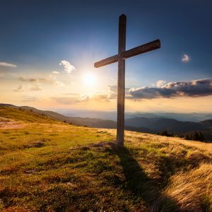 Kreuz auf einem Hügel
