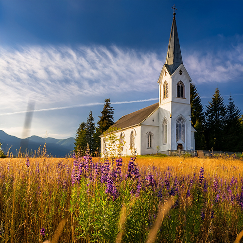 Kirche mit hohem Turm