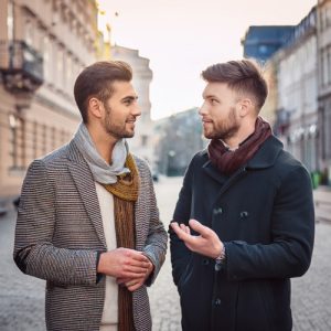 Zwei Männer unterhalten sich